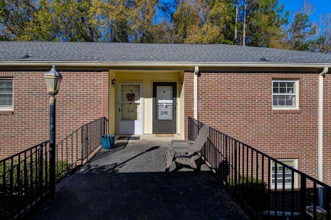 Building Photo - Beautifully Renovated 2BR/2BA with Community Pool!