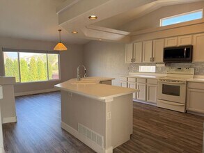 Building Photo - Spacious and Bright 3BD Home in Denver - Available Now