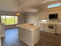 Building Photo - Spacious and Bright 3BD Home in Denver - Available Now