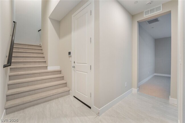 Building Photo - 667 Grey Saker St