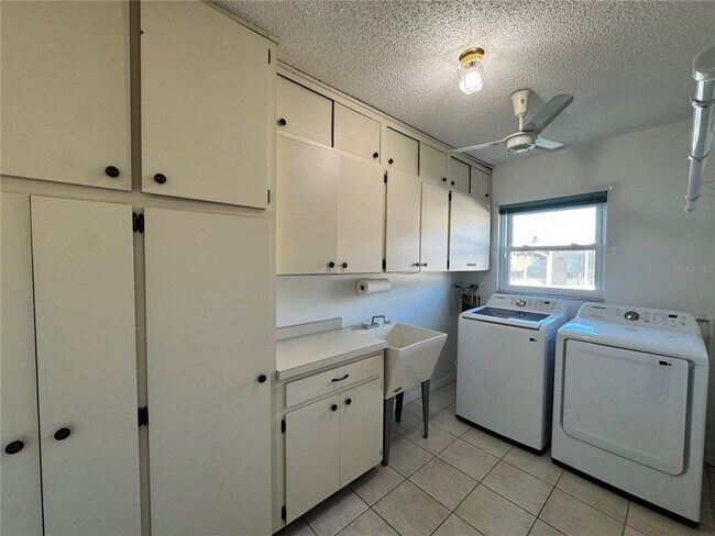 Building Photo - 1008 Yellowbird Pl