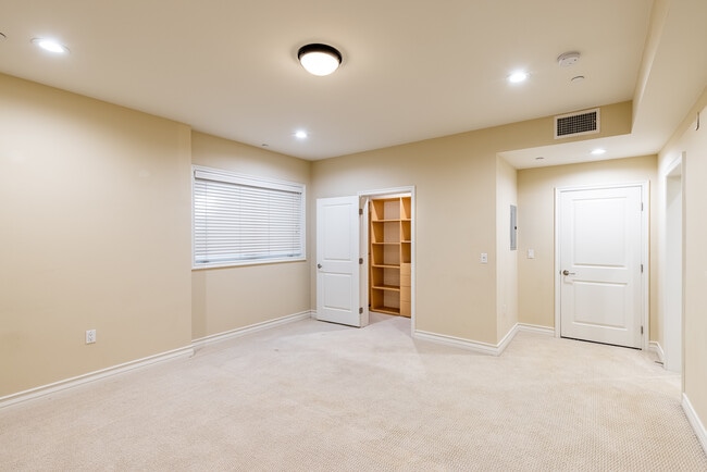 Building Photo - 2347 Fox Hills Dr