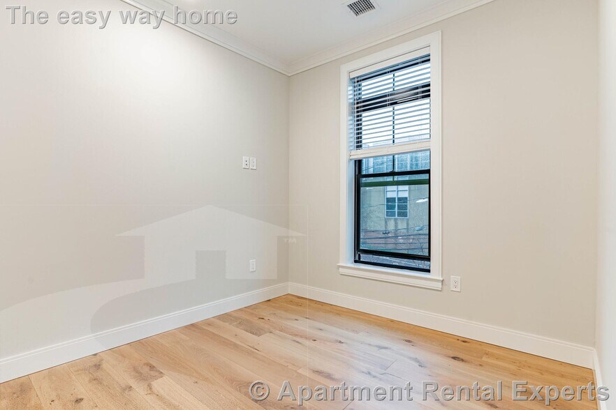 Building Photo - 157 Everett St