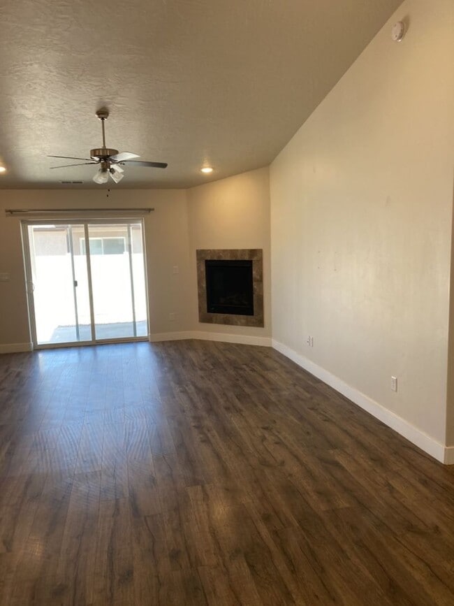 Building Photo - Newer 3 bedroom, 2 bath, one level home in...