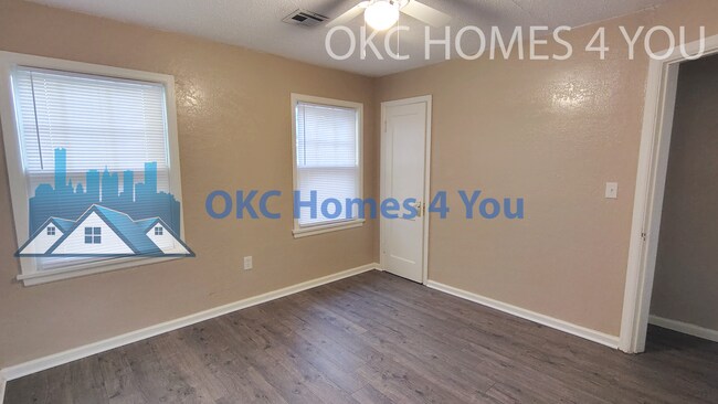 Building Photo - Be Home for the Holidays! 3 Bedroom, 1 Blk. So.of UCO - Save $500.00 off first full months rent.