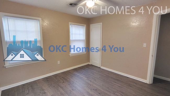 Building Photo - Be Home for the Holidays!! 3 Bedroom, 1 Block South of UCO - Save $625.00 off first full months r...