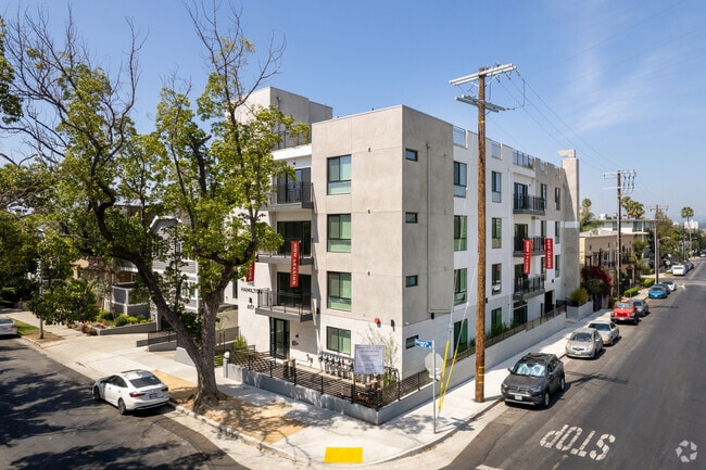 Building Photo - 857 N Hayworth Ave