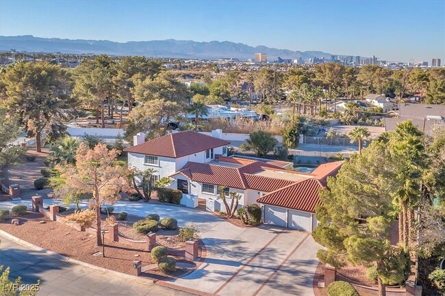Building Photo - 2868 Vista Del Sol Ave