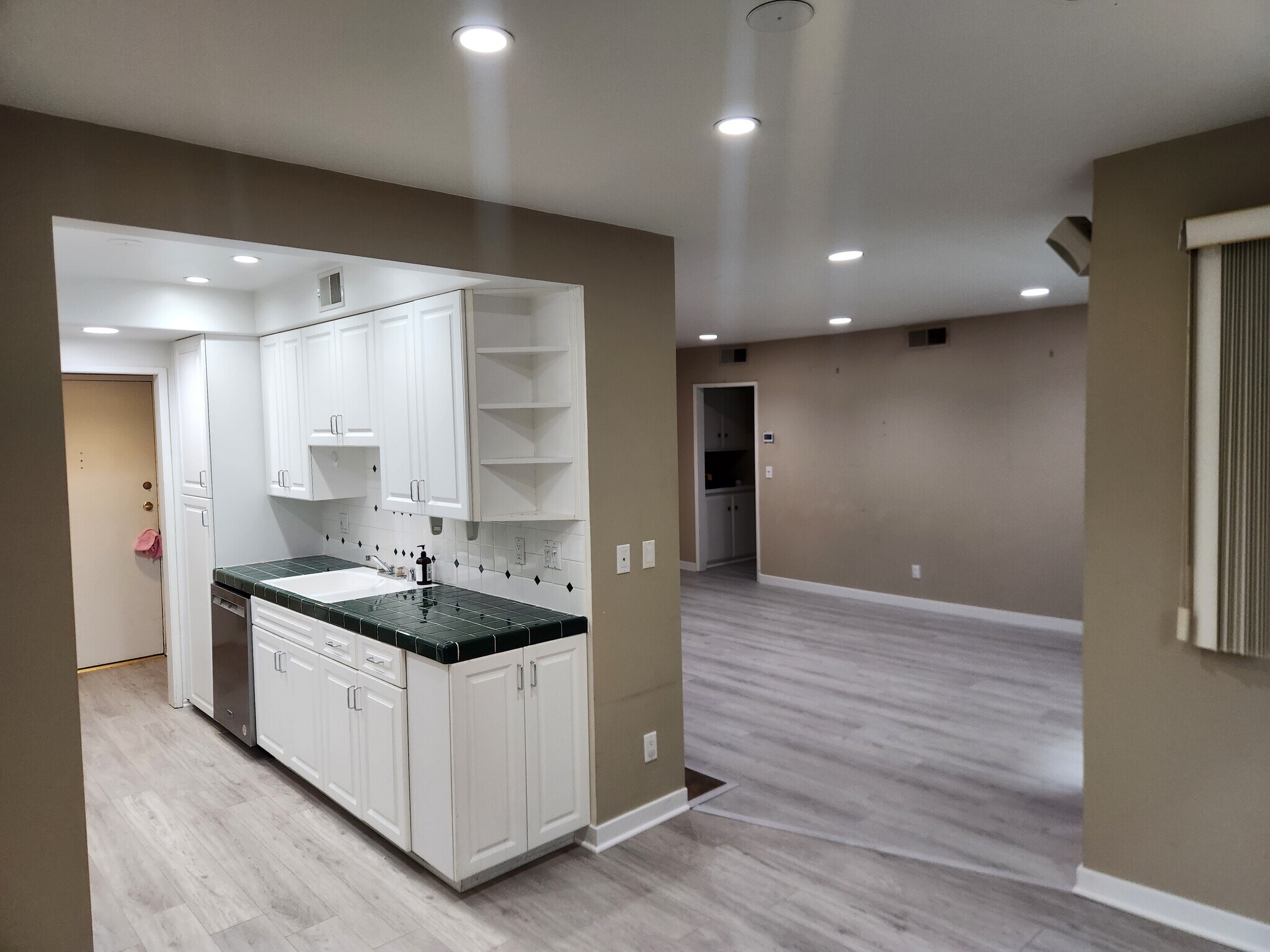 Building Photo - 1242 S Barrington Ave