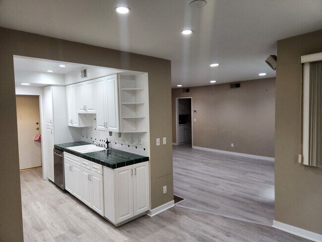 Building Photo - 1242 S Barrington Ave