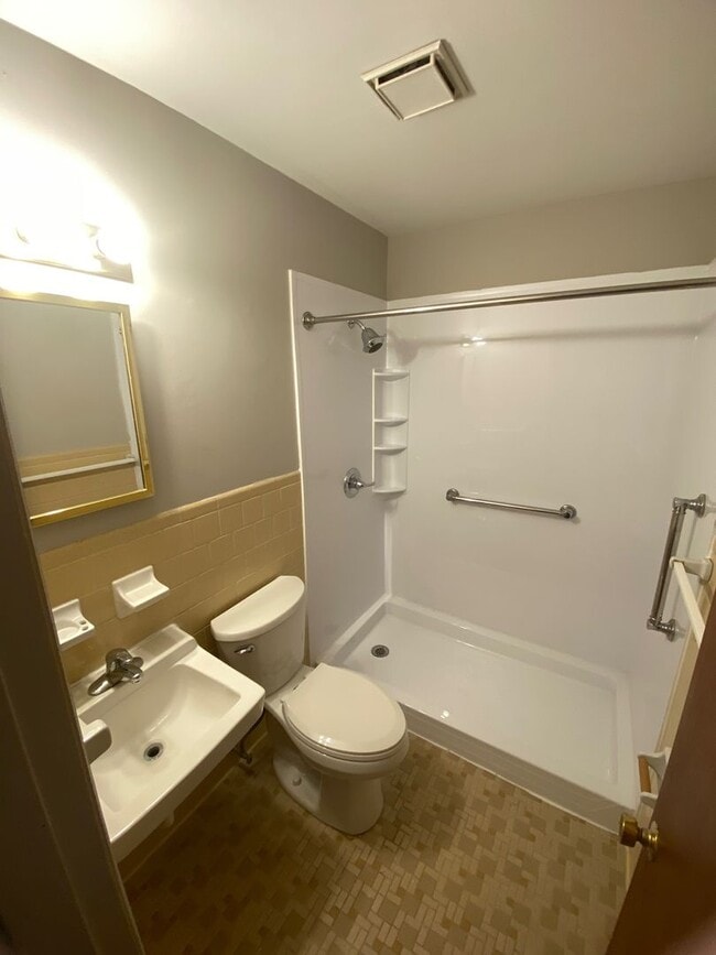 Building Photo - 722 Holly St