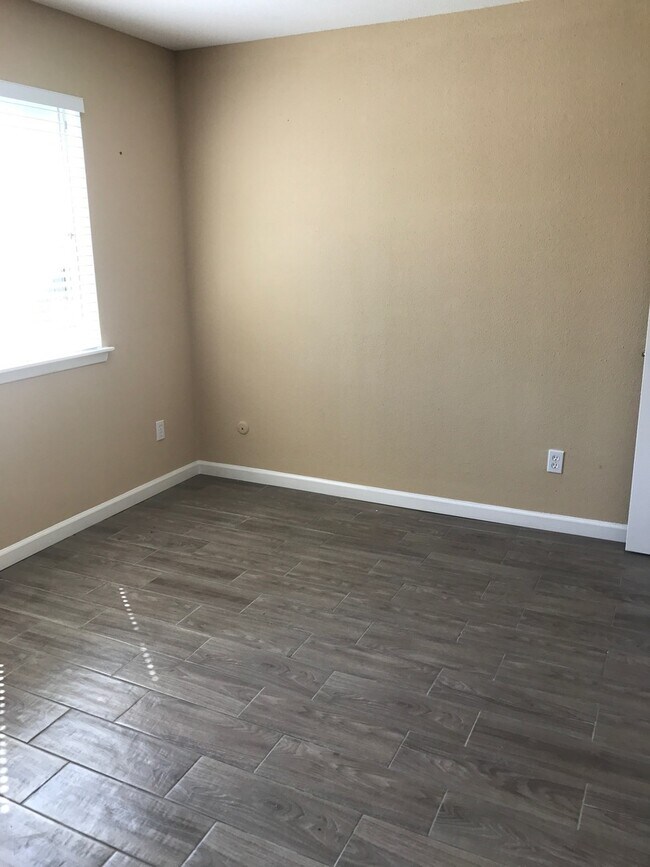 Building Photo - 2 Bed/2 Bath Condo - Spacious, Bright, Clo...