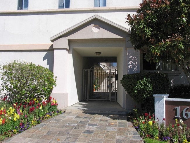 Building Photo - Blackhawk Place