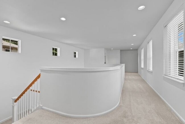 Building Photo - Immaculate Redmond Ridge Air-Conditioned B...