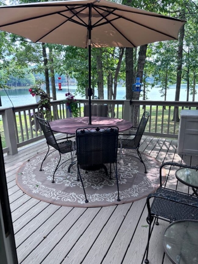 Building Photo - LAKEFRONT AND ONE LEVEL *Utilities Include...