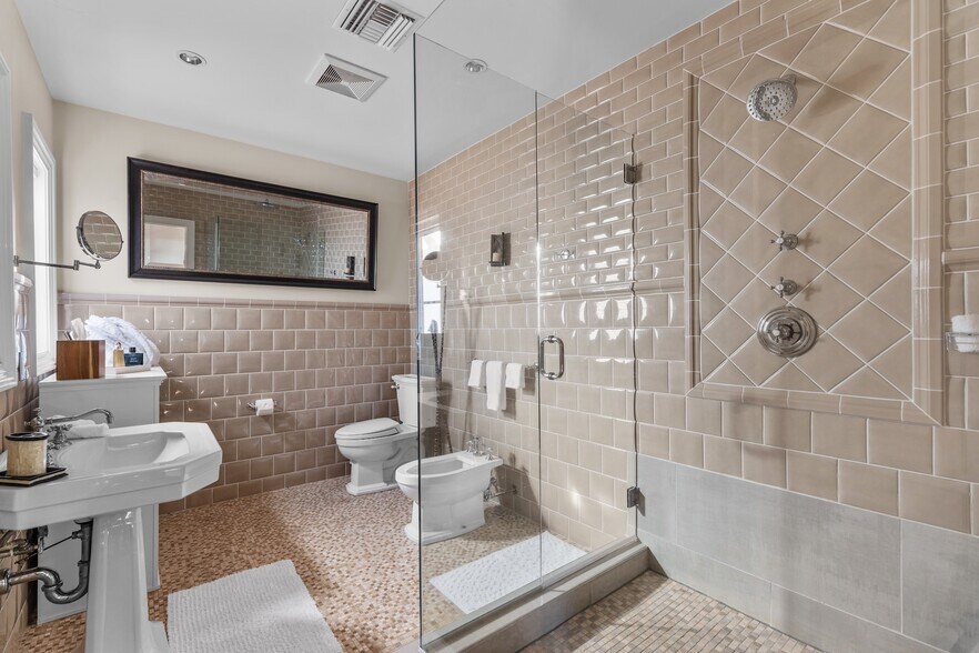 Building Photo - 2856 Glendower Ave