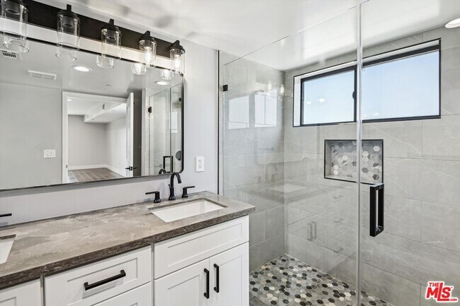 Building Photo - 819 E La Palma Dr