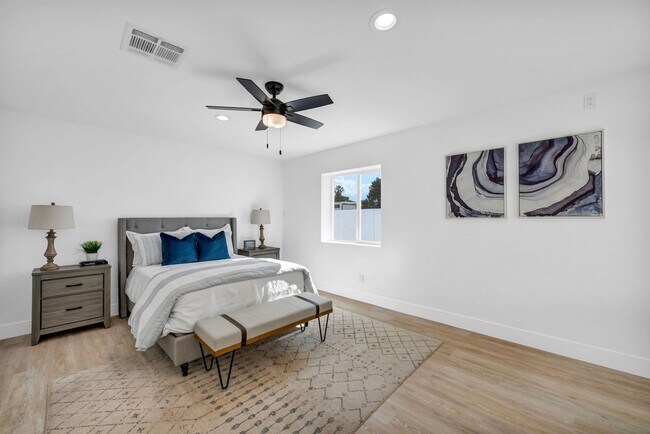 Building Photo - Meticulously renovated single-story contem...