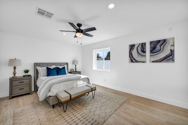 Building Photo - Meticulously renovated single-story contemporary estate