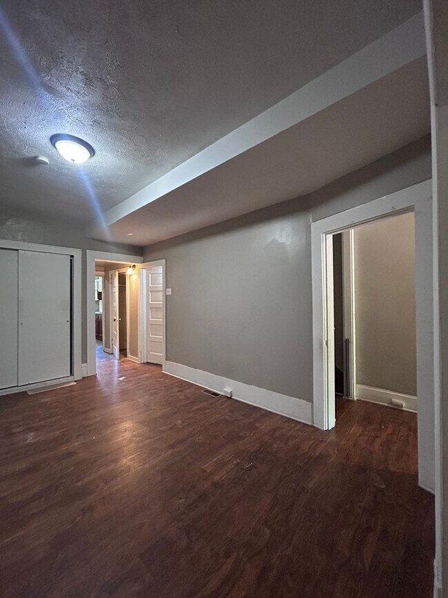 Building Photo - 5 Bedroom 1.5 Bath Home| Brighton Heights ...
