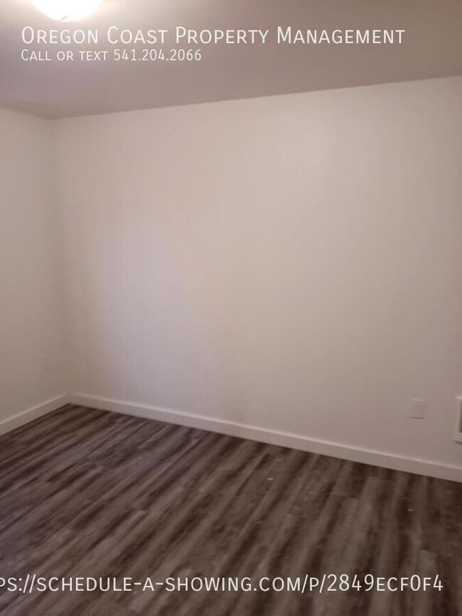 Building Photo - 170 SW Strawberry Ln