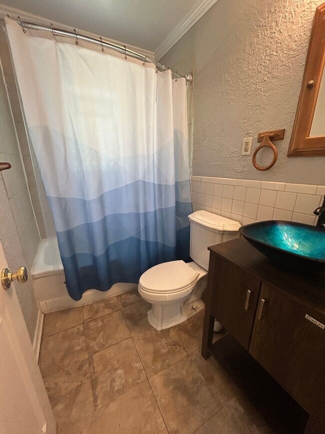 Building Photo - Coming Soon! Cozy 2-Bedroom Gem | $1,049/m...