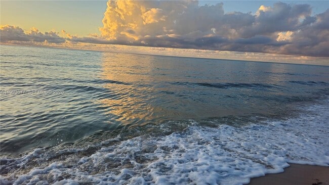 Building Photo - 6917 Collins Ave