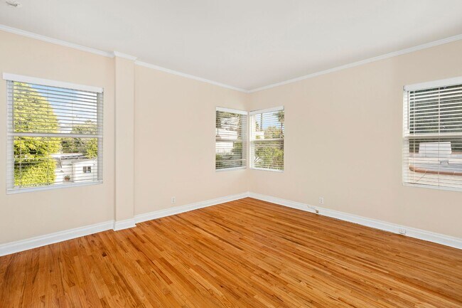 Building Photo - 9000 Ashcroft Ave