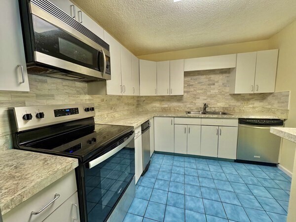 Building Photo - 24 Corey St