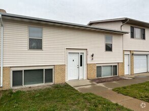 Building Photo - Lovely, Updated Townhouse