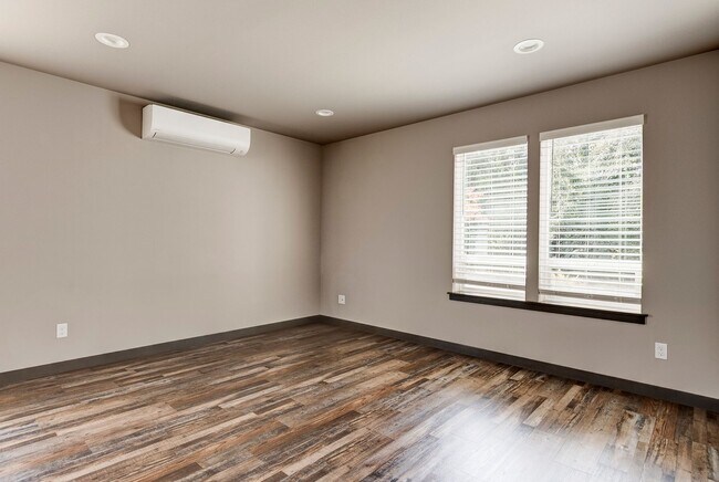 Building Photo - Stylish 3-Bedroom Home with Fenced Yard