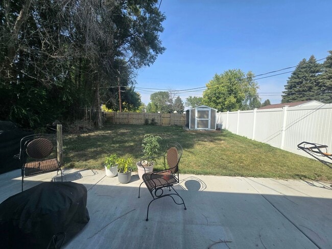 Building Photo - Spacious 4 Bedroom Home with Fenced Yard +...