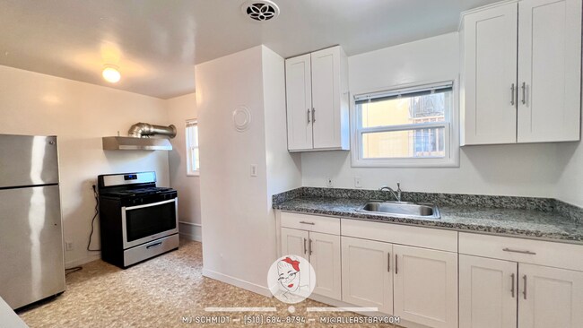 Building Photo - Remodeled 1 bedroom with hardwood flooring and spacious modern kitchen with new appliances!