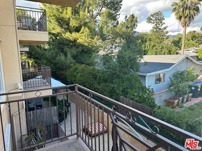 Building Photo - 2435 Florencita Dr W