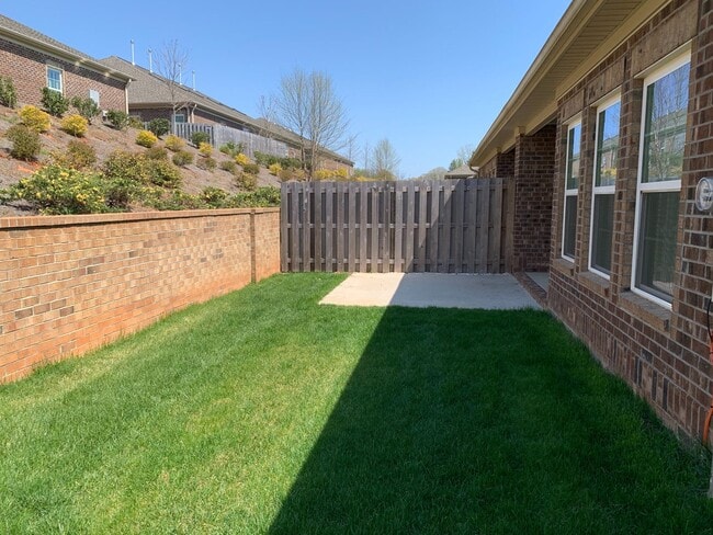 Building Photo - 3 Bedroom, 2 Bathroom One Level Townhome i...