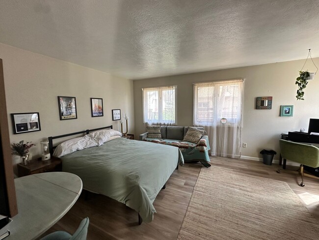 Building Photo - Exquisite 2 Bedroom 2 Bath Excellent Locat...