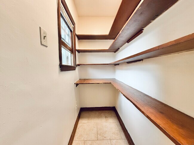 Building Photo - 820 Brewster St