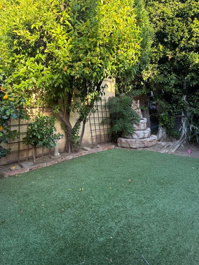 Building Photo - 8921 Rosewood Ave