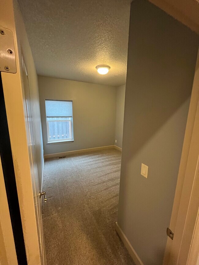 Guest Bedroom 2 - 35536 Jakobi St