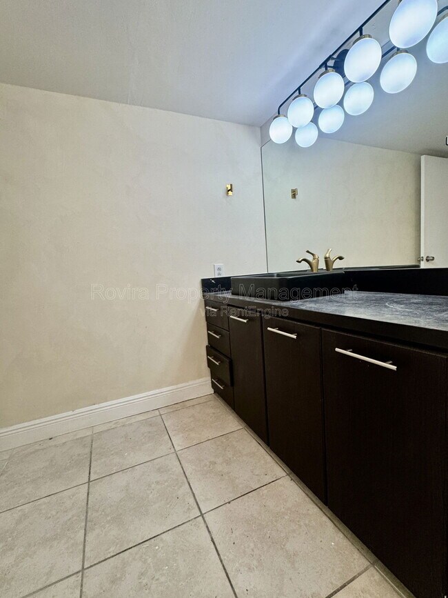 Building Photo - 2180 SW 9th Ave