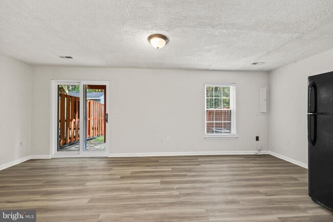 Building Photo - 306 Kings Crest Dr