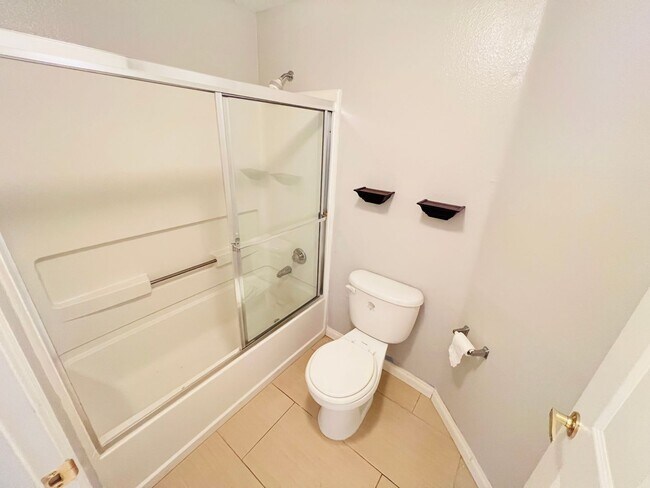 Building Photo - 2 Bed downstairs unit