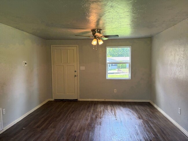 Building Photo - Nice size 2 bedroom for rent