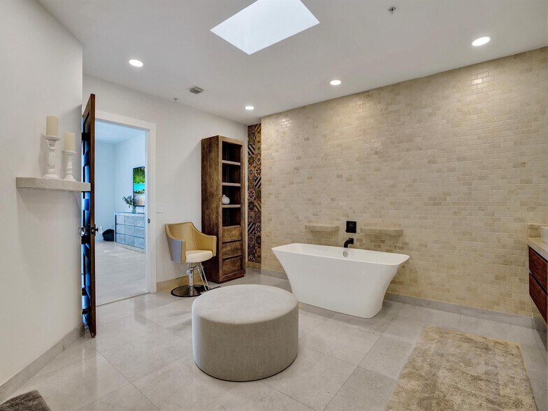 Building Photo - 17301 Biscayne Blvd