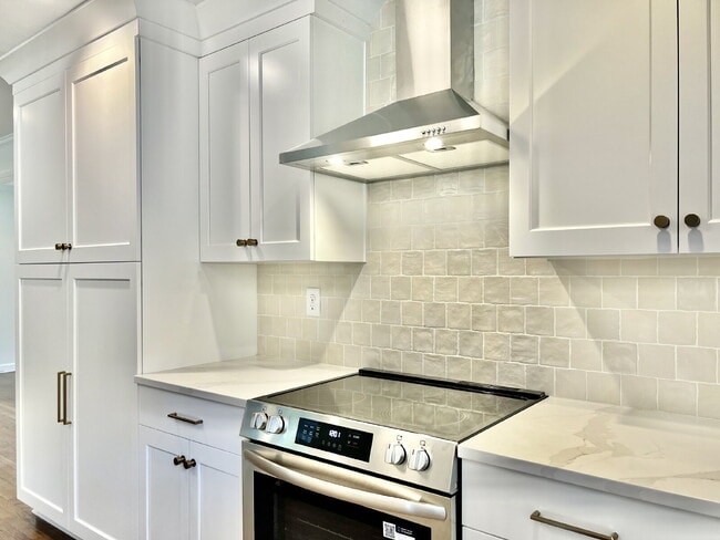 Building Photo - LUXURIOUS LANSDOWNE RETREAT!