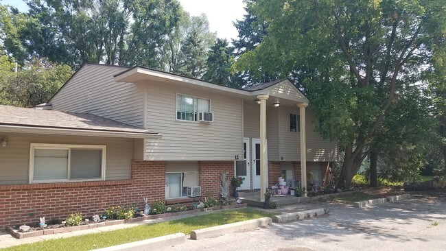 Building Photo - Pine River Apartments