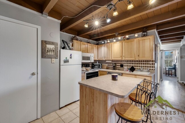 Building Photo - Treehouse Condo - 2 Bedroom/2 Bath Inviting Condo w/All Utilities On Bus Route