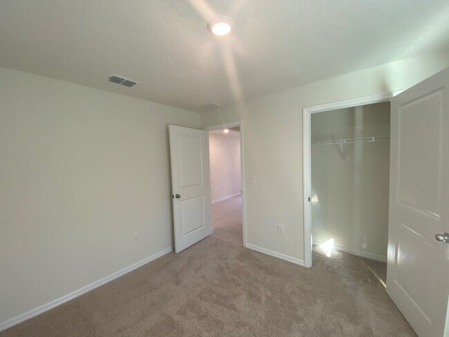 Building Photo - Desirable Lake Diamond Subdivision 3/2/2 **Won't Last**