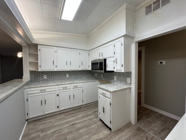 Building Photo - 3309 Mahan Dr