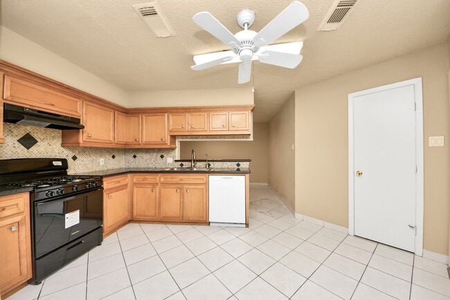 Building Photo - 10711 Forest Leaf Dr